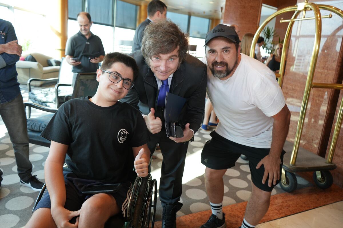 Milei en el hotel antes del acto en el Parque Sarmiento. (Gentileza)