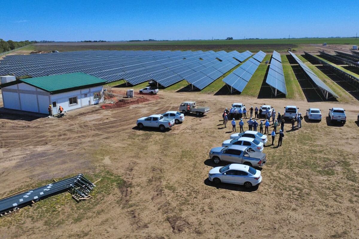 La Generación Distribuida Comunitaria es una modalidad que permite que grupos de usuarios generen energía renovable, la inyecten a la red y compensen su propio consumo.