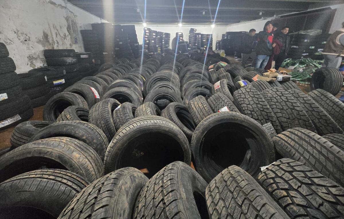Encontraron más de mil cubiertas en un depósito en Barrio Jardín Espinosa.