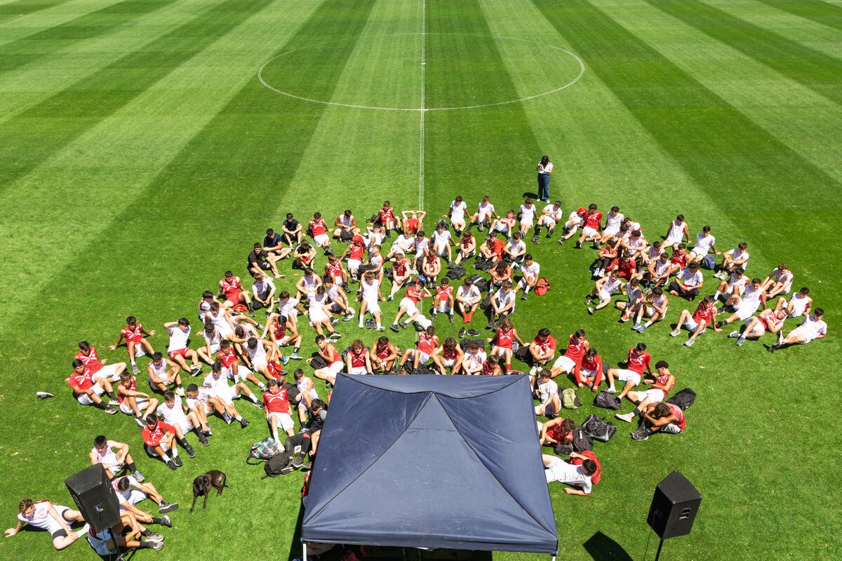 La cancha Osvaldo Ardiles de la ciudad Deportiva de Instituto fue escenario de una propuesta que promueve el pensamiento crítico desde el deporte, con apoyo de la Dirección General de Juventud. (Prensa Instituto)