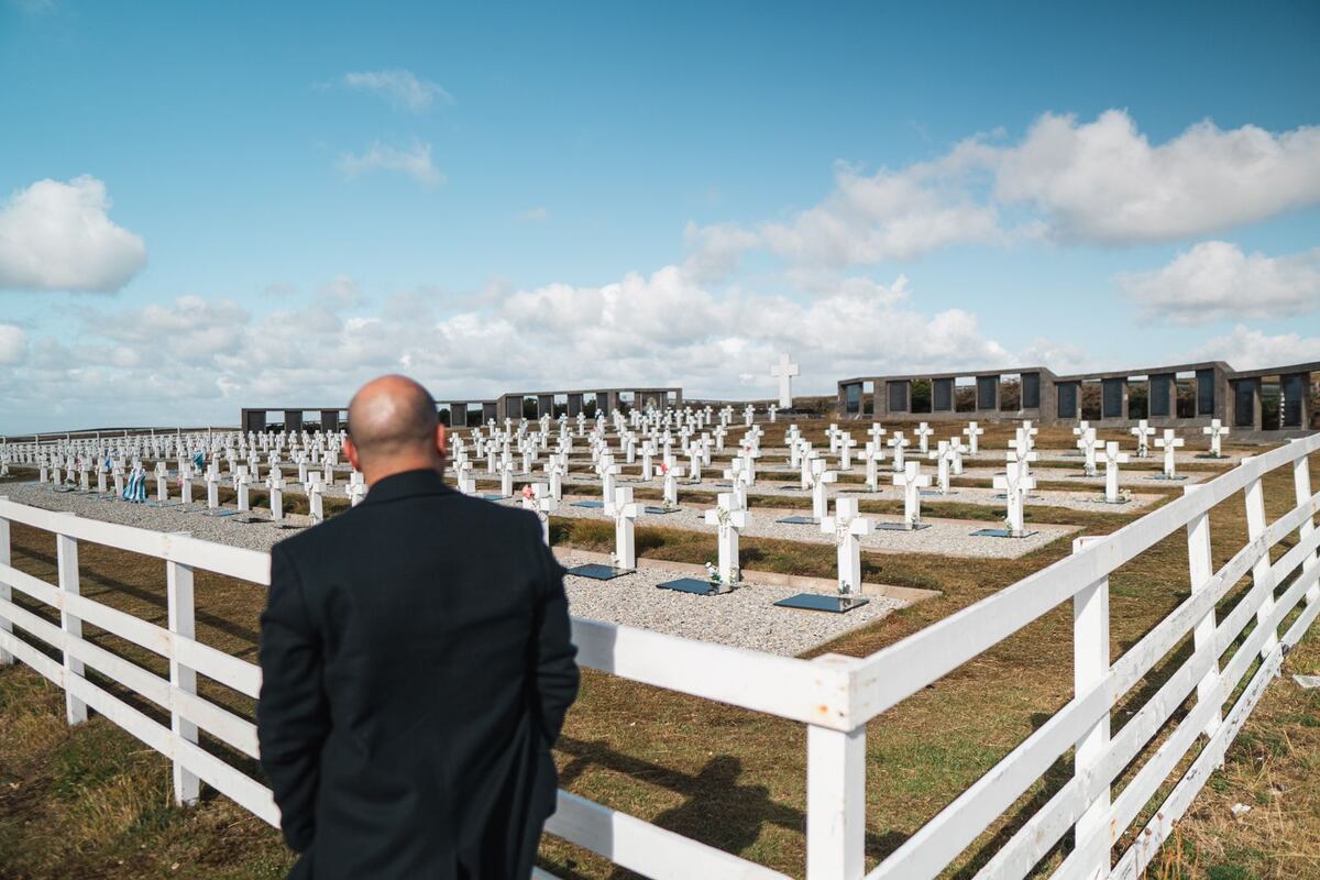 Ángel Carabajal hizo flamear una bandera argentina en el Cementerio Darwin. (Gentileza)