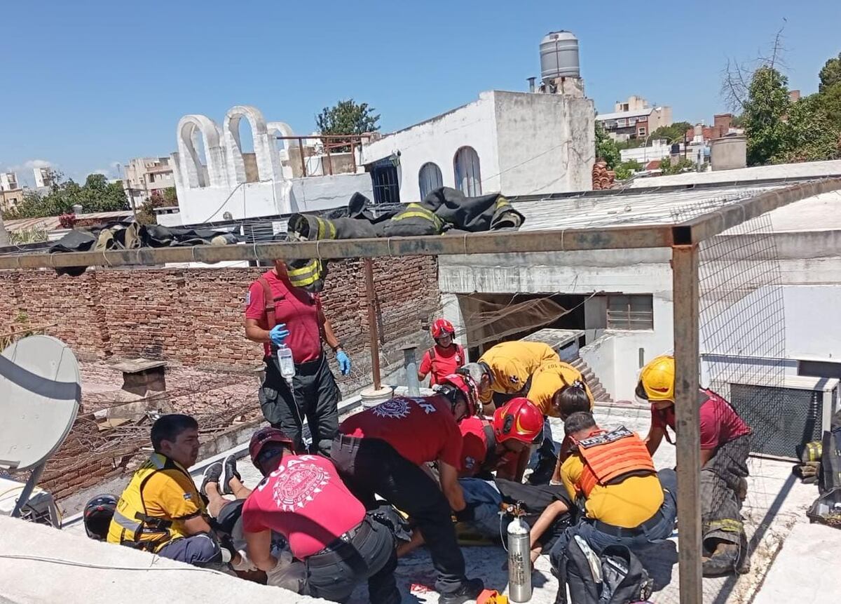 Alberdi. La garrafa de un aire acondicionado explotó cuando un hombre la reparaba. (Policía)