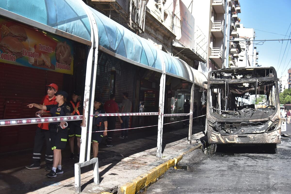 Se incendió un colectivo de la Tamse en pleno centro de Córdoba capital. Foto Ramiro Pereyra/La Voz