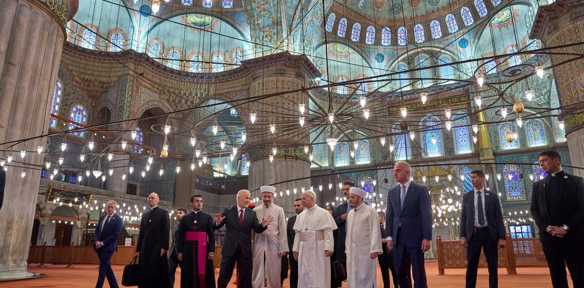 El papa León XIV visitó la Mezquita Azul de Estambul, pero no rezó (Foto: AP)