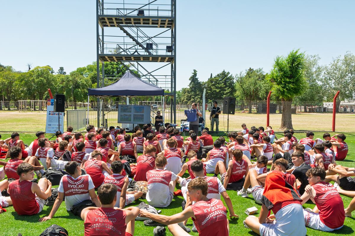 La cancha Osvaldo Ardiles de la ciudad Deportiva de Instituto fue escenario de una propuesta que promueve el pensamiento crítico desde el deporte, con apoyo de la Dirección General de Juventud. (Prensa Instituto)