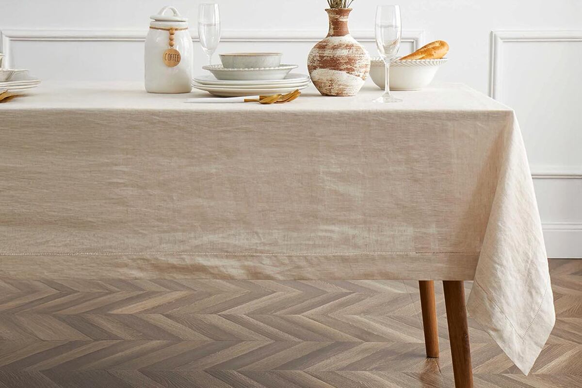 Los manteles son de materiales naturales y reutilizables. Hoy, marcan tendencia los tonos neutros, suaves y claros como el beige, el blanco roto o el gris.
