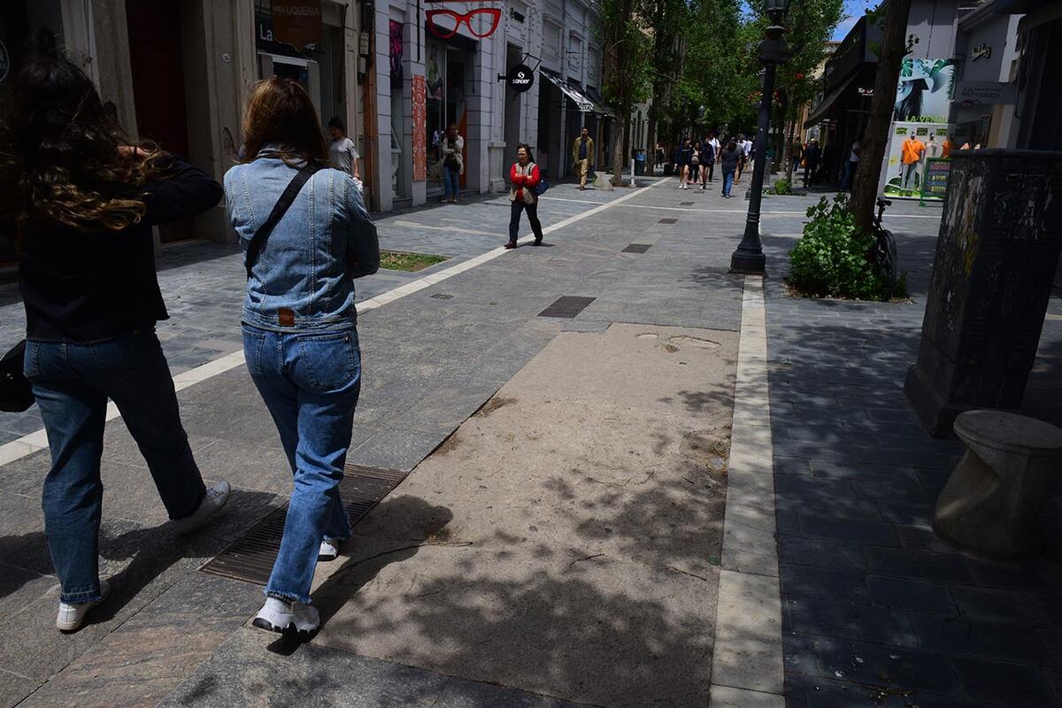 Mal estado del piso de la peatonal del centro de la ciudad de Córdoba. (José Gabriel Hernández / La Voz)