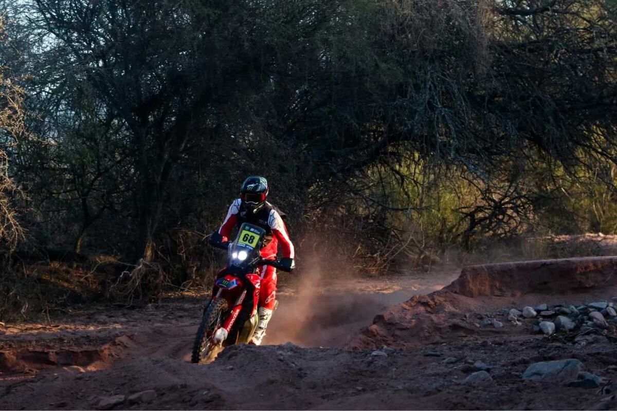 El español Tosha Schiareina se destacó entre las motos, pese a la niebla y el frío en las Altas Cumbres. (Prensa Desafio Ruta 40)