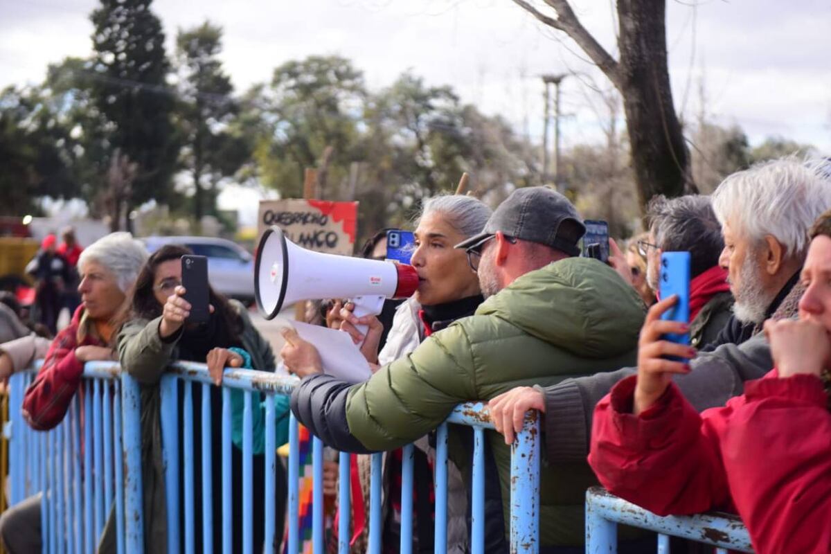 En el tramo final del trasplante del quebracho de la Avenida Padre Luchesse, ambientalistas presentaron una orden judicial para detener el avance de la obra. (José Hernández / La Voz)