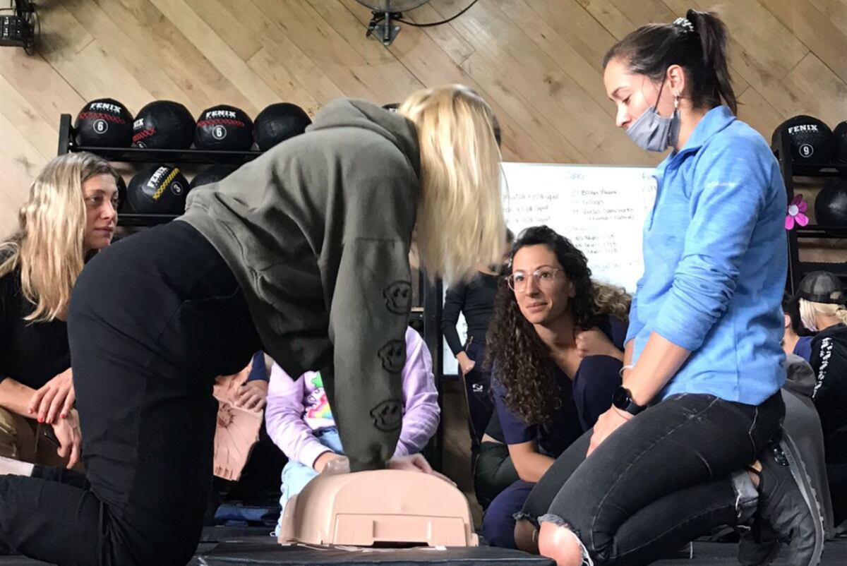 Anestesiólogos de Adaarc realizando curso de RCP en Briskbox. (Foto: Adaarc)