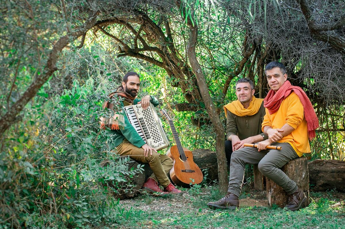 Saad cambió el acordeón por el piano y Cortez casi no toca vientos en "Rescoldo", un disco que se pensó para ser tocado en vivo. (Prensa Aromo/Natalia Mondelo).