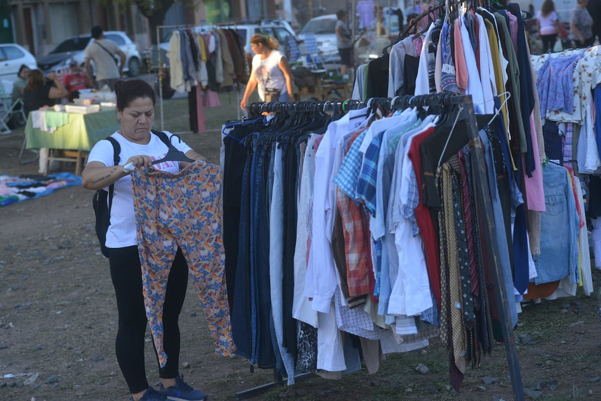 En la feria de la Bulnes se reúnen vecinos de los barrios colindantes para ofrecer todo tipo de productos, objetos y comidas. Foto Javier Ferreyra