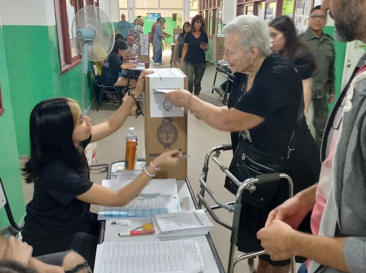 Río Tercero. Sara Medeot tiene 101 años y este domingo quisop ir a votar, tal como hizo en octubre pasado en la primera vuelta presidencial. (Gentileza Diario Río Tercero)