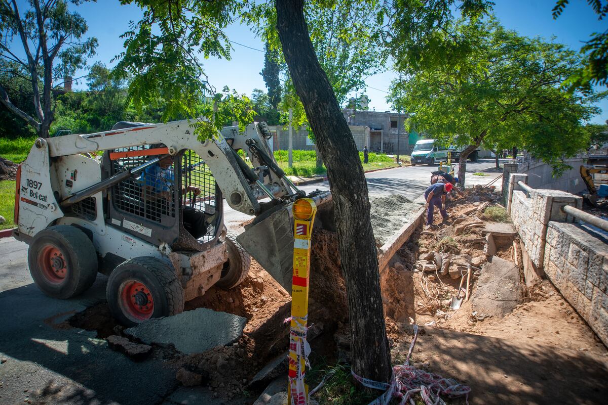 Sobre la margen oeste de La Cañada, el agua socavó la calzada de la avenida Marcelo T. de Alvear, a la altura de Elpidio González (Municipalidad de Córdoba).