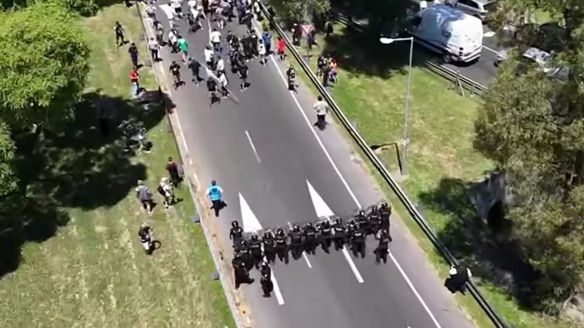 Tensión en la General Paz: la Policía desplazó a manifestantes del Inti que intentaron cortar la autopista (Gentileza: TN)