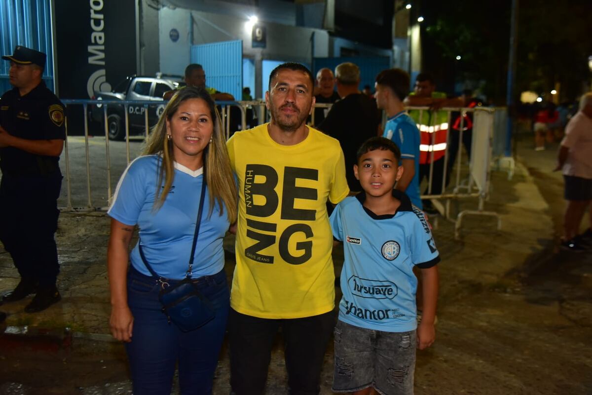 Los hinchas de Belgrano en la previa ante Banfield. (Nicolás Bravo / La Voz).