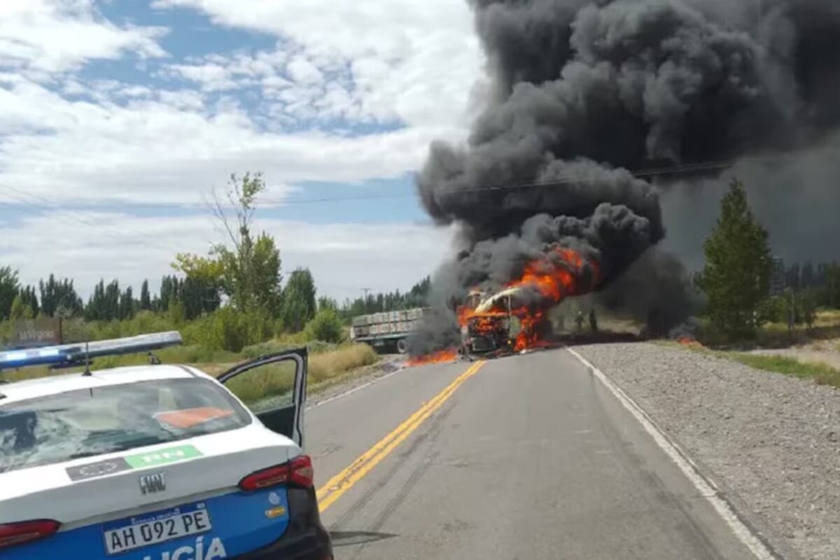 Río Negro: dos camiones chocaron de frente en la ruta y uno se incendió. (Foto: gentileza)