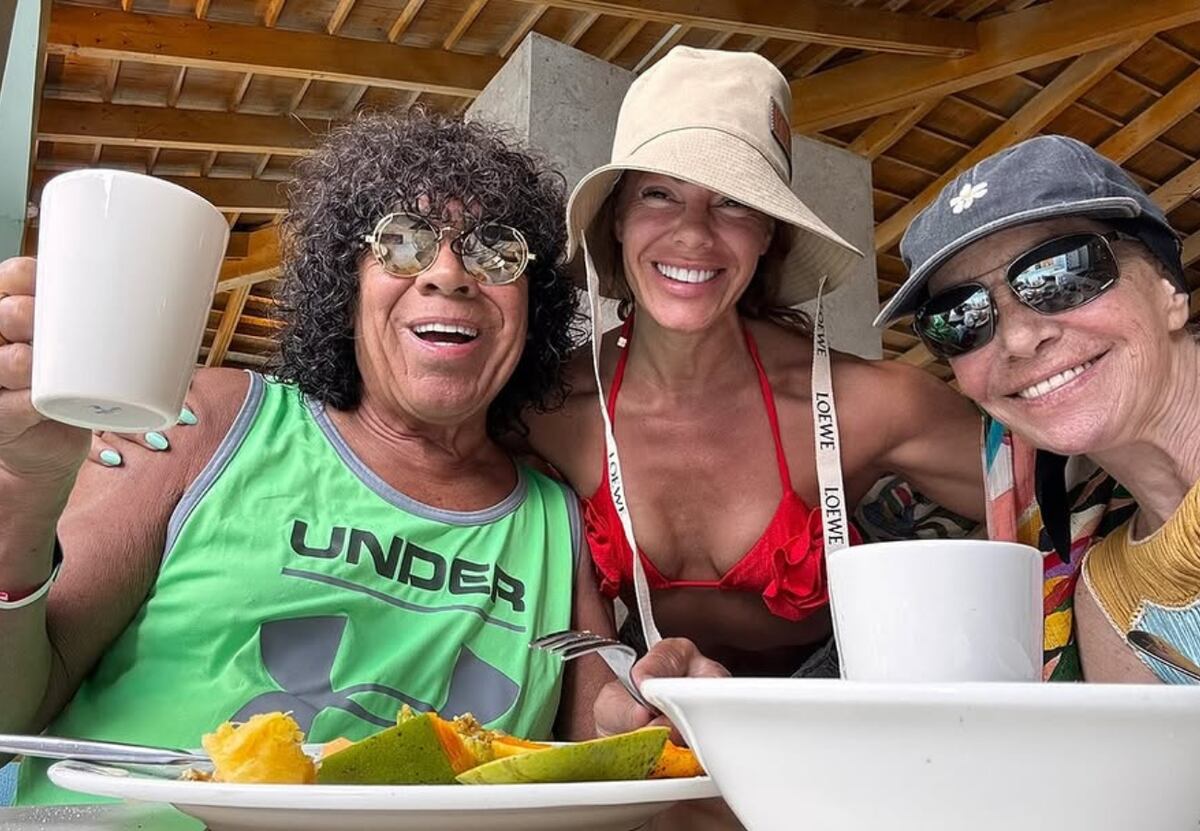 La Mona Jiménez con Lorena y Juana en sus vacaciones en el Caribe en 2025 (Instagram)