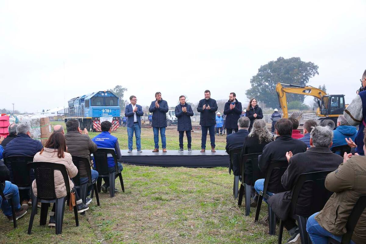 Acto de colocación de durmientes plásticos en vías del ferrocarril en Santa Fe (Telam)