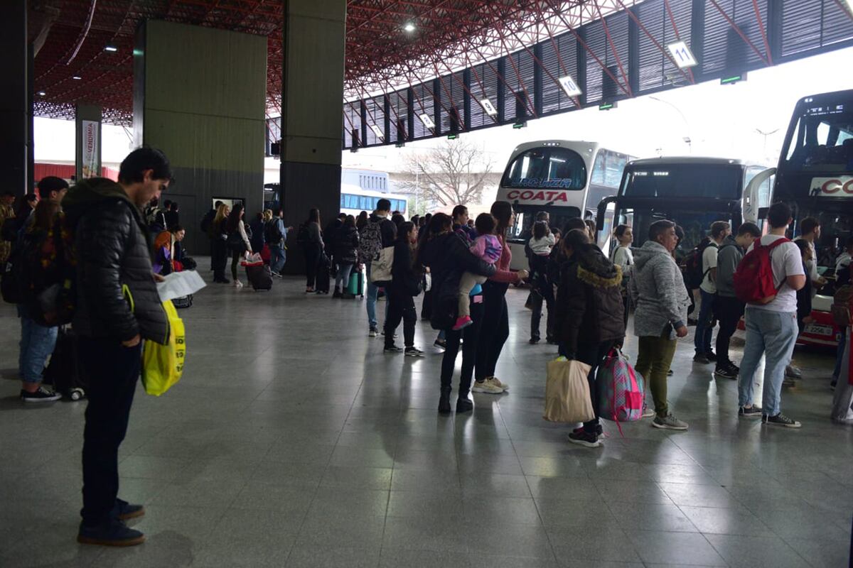 Intenso movimiento en la Terminal de Córdoba por el fin de semana extralargo (José Gabriel Hernández/LaVoz).