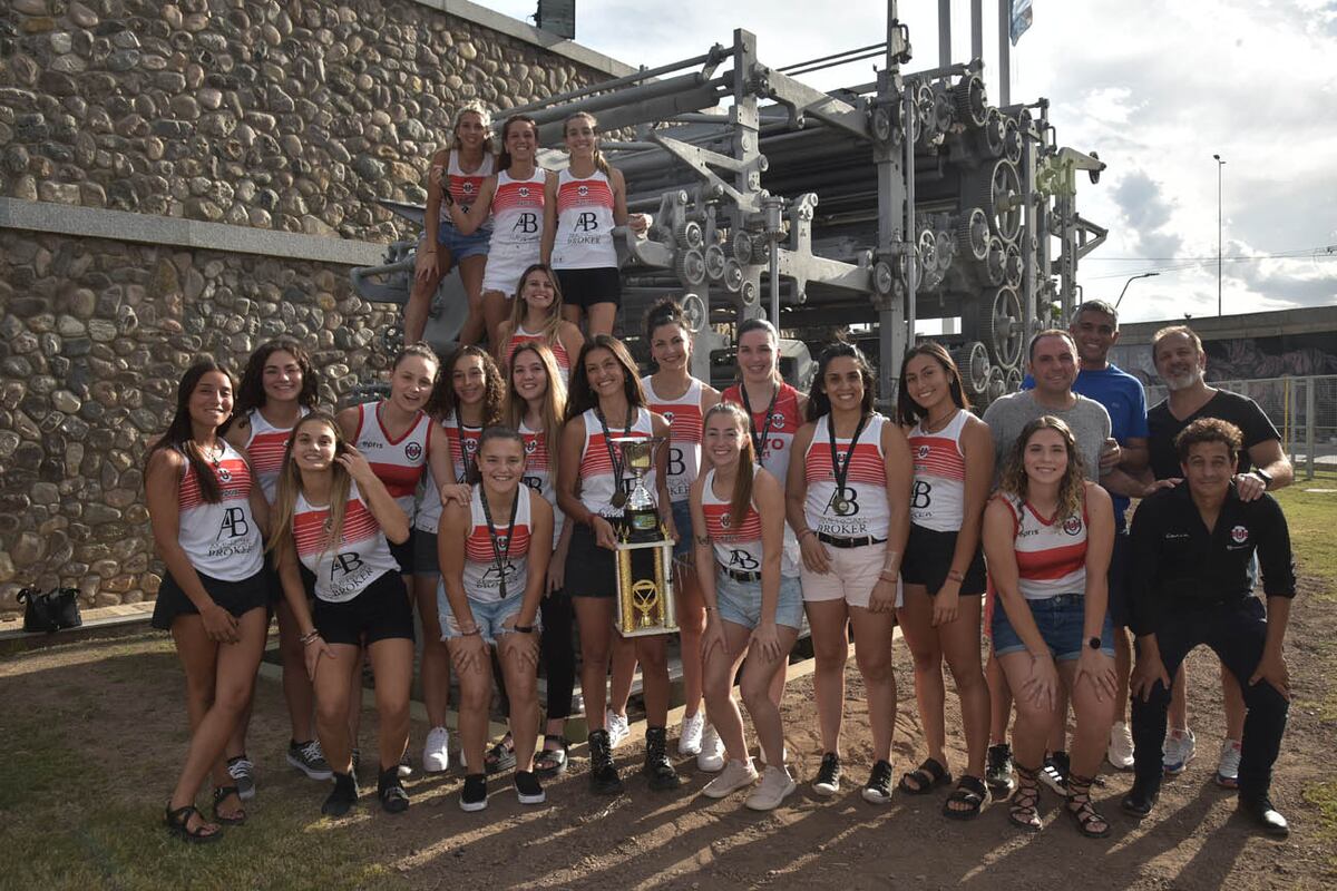 Jugadoras, cuerpo técnico y dirigentes, con el trofeo de campeones en La Voz. (Facundo Luque / La Voz)
