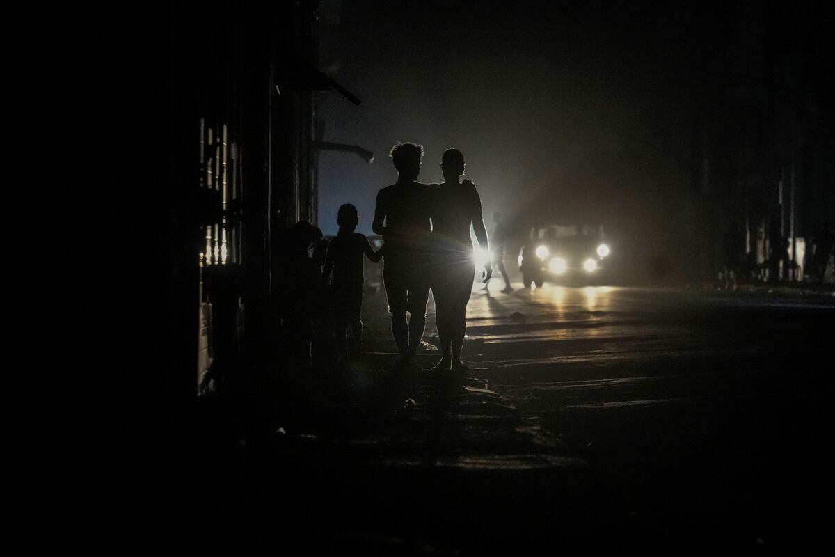 Habitantes caminan por una calle durante el apagón del 20 de octubre de 2024 en Cuba. (AP / Ramon Espinosa)
