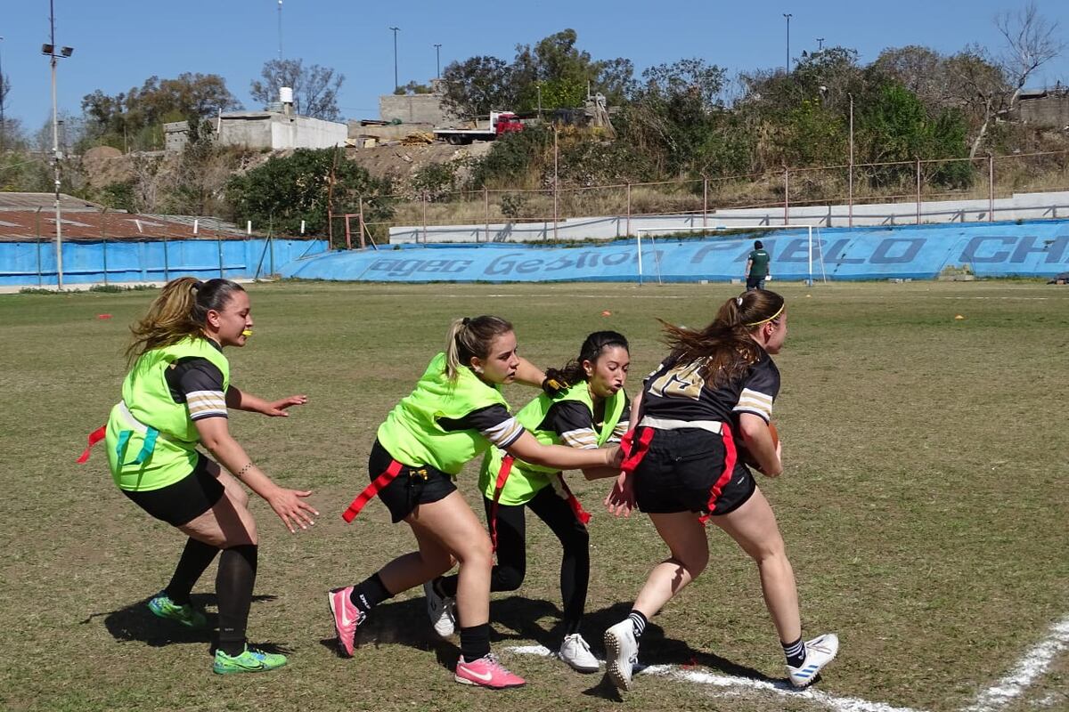 En abril se realizó el primer torneo oficial de flag football femenino en la provincia. En 2028, será deporte olímpico. (Gentileza Córdoba Football Americano).