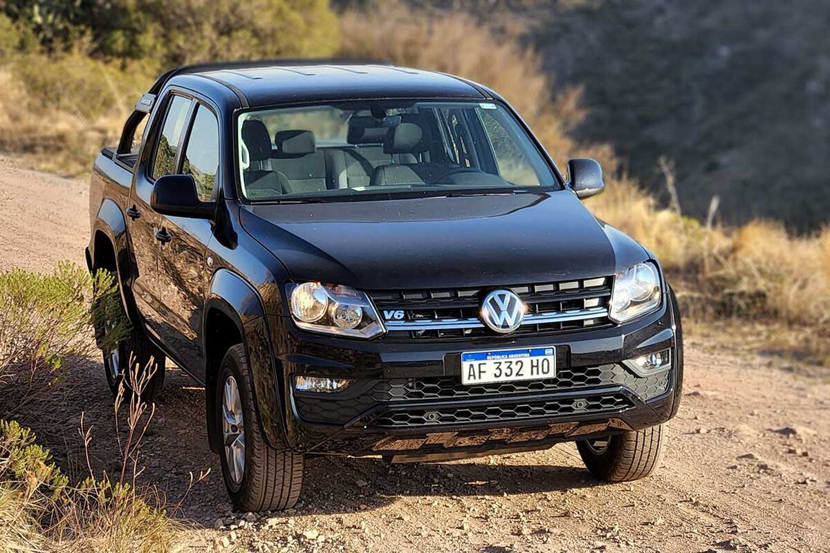 En tierra, copia mucho mejor el camino y no transmite asperezas, lo que se traduce en el volante en un manejo más confiado. Si bien no alcanza la robustez de una Toyota Hilux o una Ford Ranger en caminos escabrosos, su comportamiento ha mejorado notablemente.