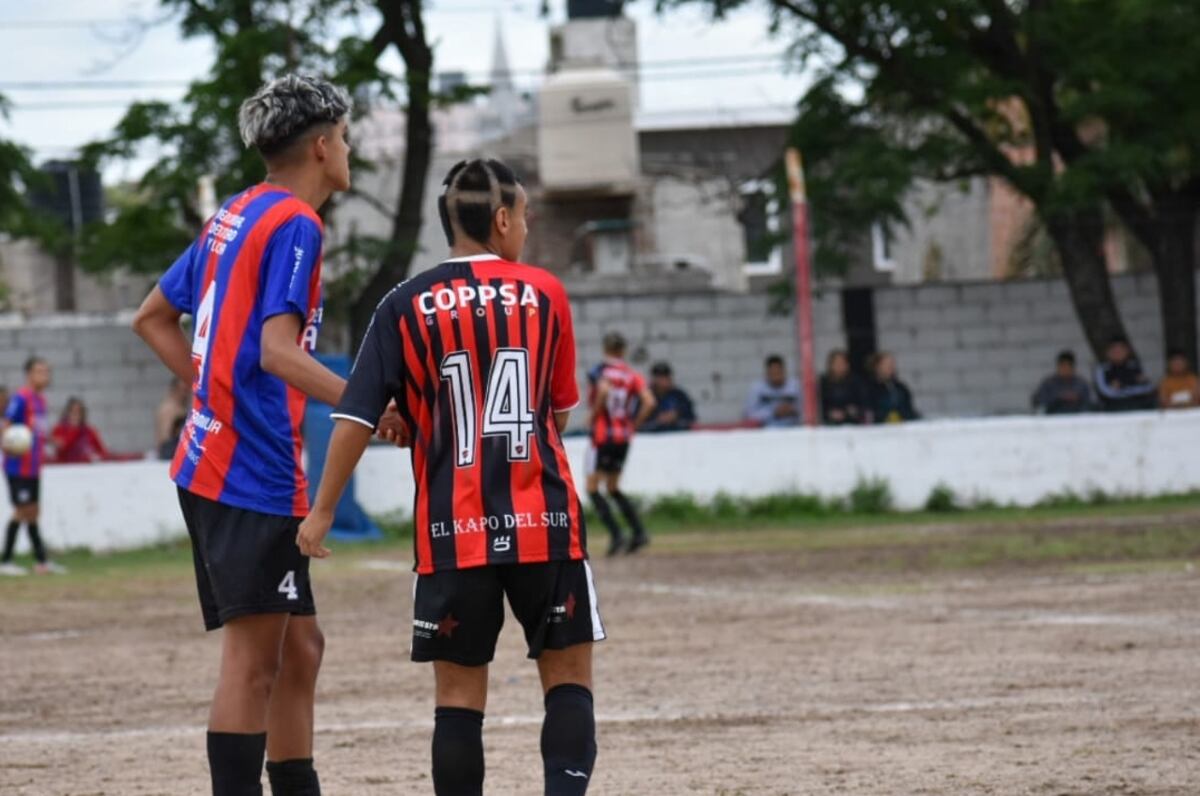 Adrián "Picante" Carrera fue convocado para el plantel de la primera división, algo que él y toda la institución soñaba con ver. (Gentileza Prensa Los Andes).