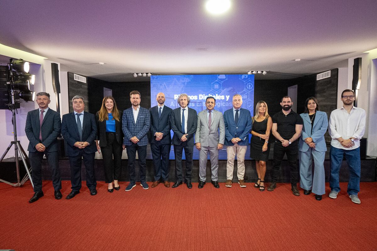 Los protagonistas de “Ciberdelito: riesgos digitales y alianzas estratégicas”, el encuentro destinado a capacitar en temas de ciberseguridad. (Gentileza Telecom)