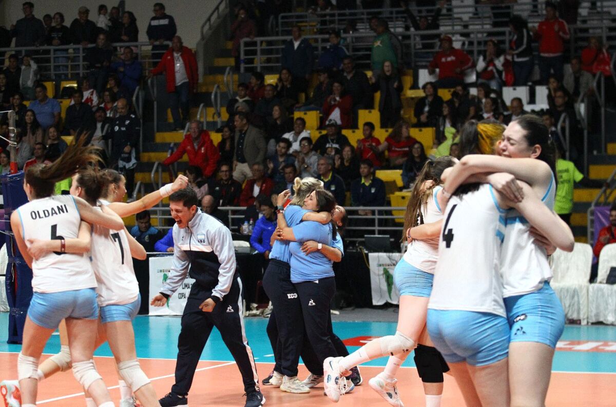 La selección argentina femenina U17 festeja su consagración sudamericana y la clasificación mundialista. (@percydavidcalderongaray)