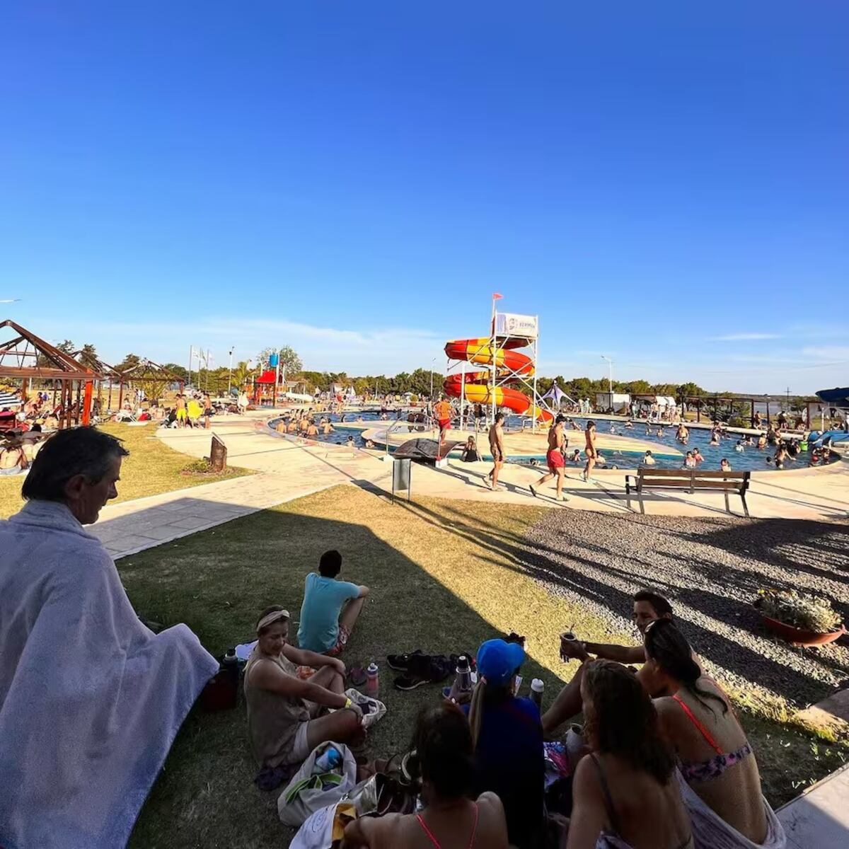 El destino ideal para jubilados en febrero: termas y descanso frente al río