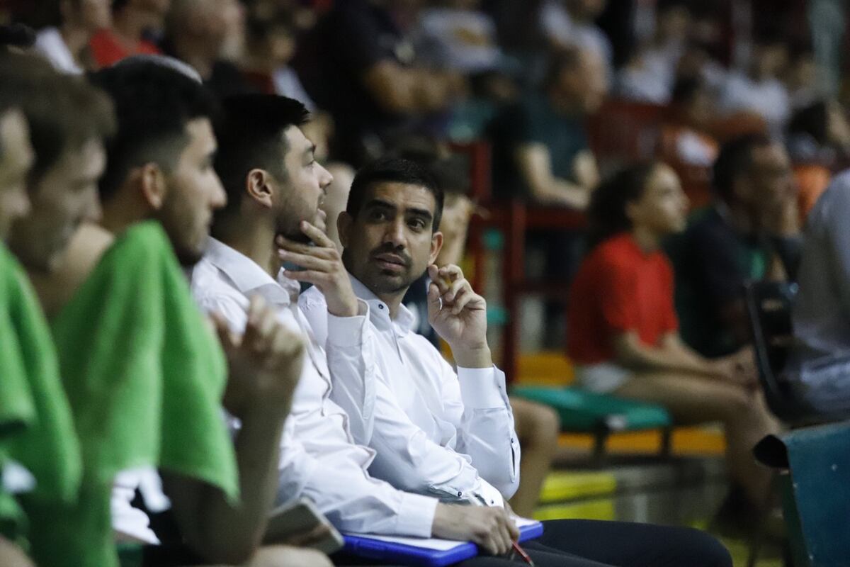 El nuevo entrenador de Atenas, Elián Villafane, confía en el equipo que tiene y espera que el nuevo extranjero, Javion Blake, le brinde el salto de calidad. (Gentileza Germán Ruíz)