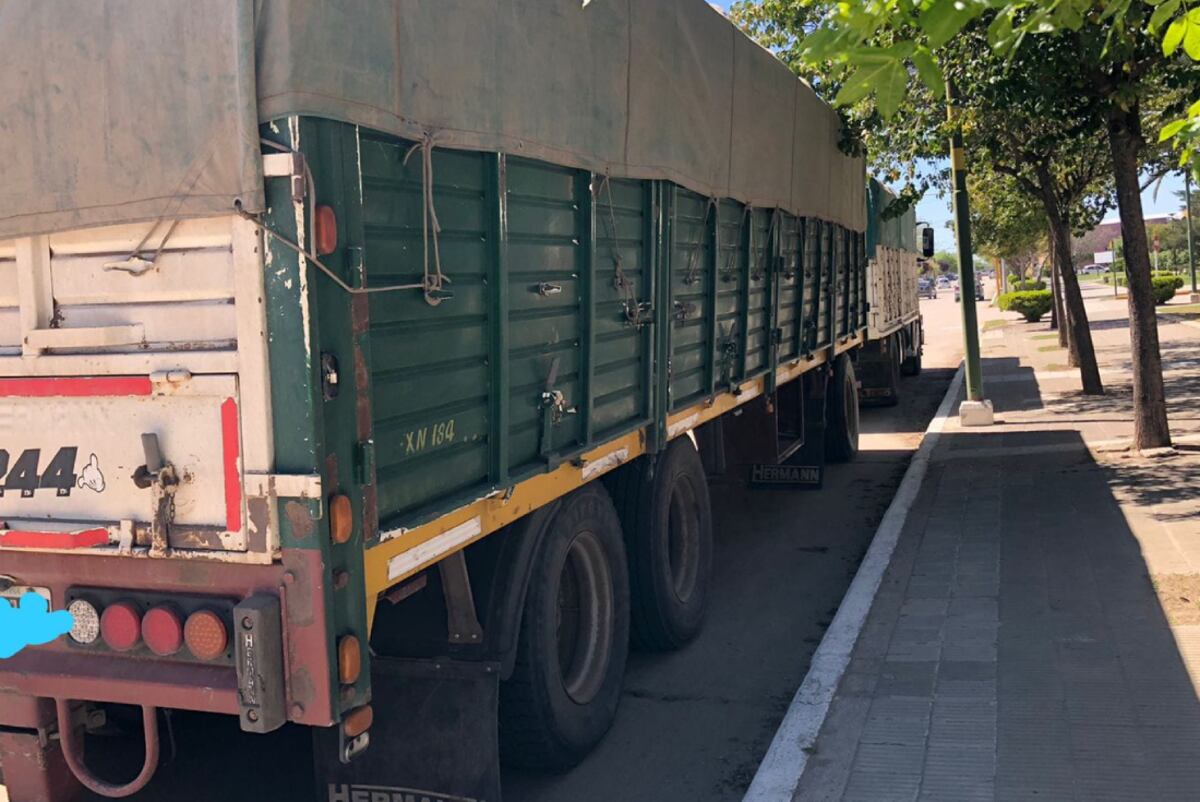 Detenidos. Tres delincuentes intentaron robar maíz en un campo de Huinca Renancó. (Foto / Policía de Córdoba)