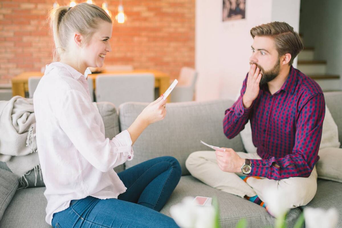 Las interrupciones al hablar revelan más de lo que crees, según la psicología. (Freepik)