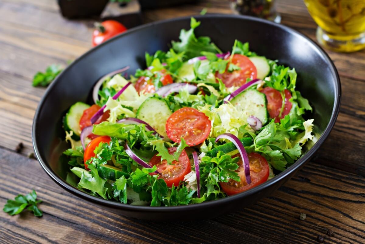 Lo ideal es llevar una alimentación saludable los días previos y posteriores a las fiestas. (Foto: Freepik)