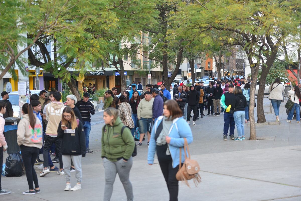 Fila de jóvenes en el Paseo del Buen Pastor para escanear el iris. (Javier Ferreyra / La Voz)