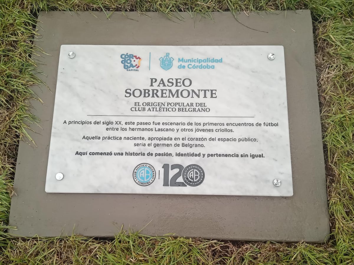 Junto a la Municopalidad de Córdoba, Belgrano descubrió tres baldosas conmemorativas en homenaje a sitios emblemáticos de la historia fundacional del club. (Prensa Belgrano).