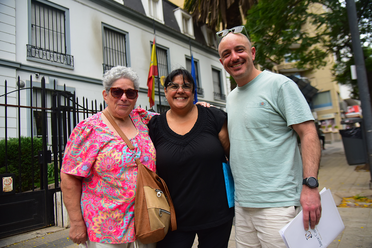 La felicidad de María Zambrana y su familia tras presentar toda la documentación.
(Foto Pedro Castillo / La Voz)