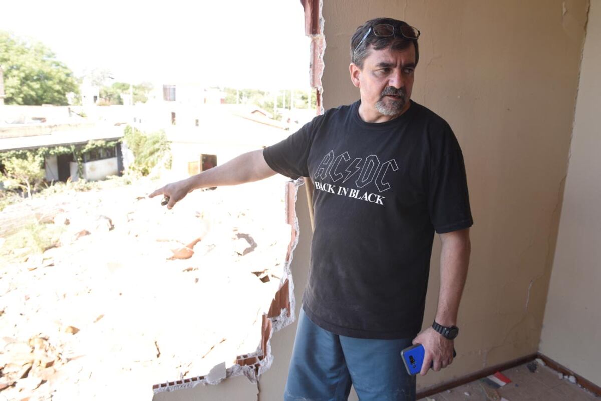 La pared de uno de los cuartos de la casa de la familia Etchergaray se desmoronó por completo con la explosión. La hija de Gastón que dormía allí se despertó gritando y envuelta en polvo. En estos días espera que los peritos puedan cuantificar los daños. (Ramiro Pereyra)