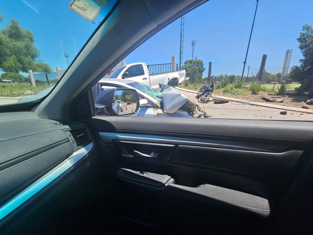 Triple choque en Córdoba: un auto, moto y camioneta impactaron en la entrada del club La Tablada. (La Voz)