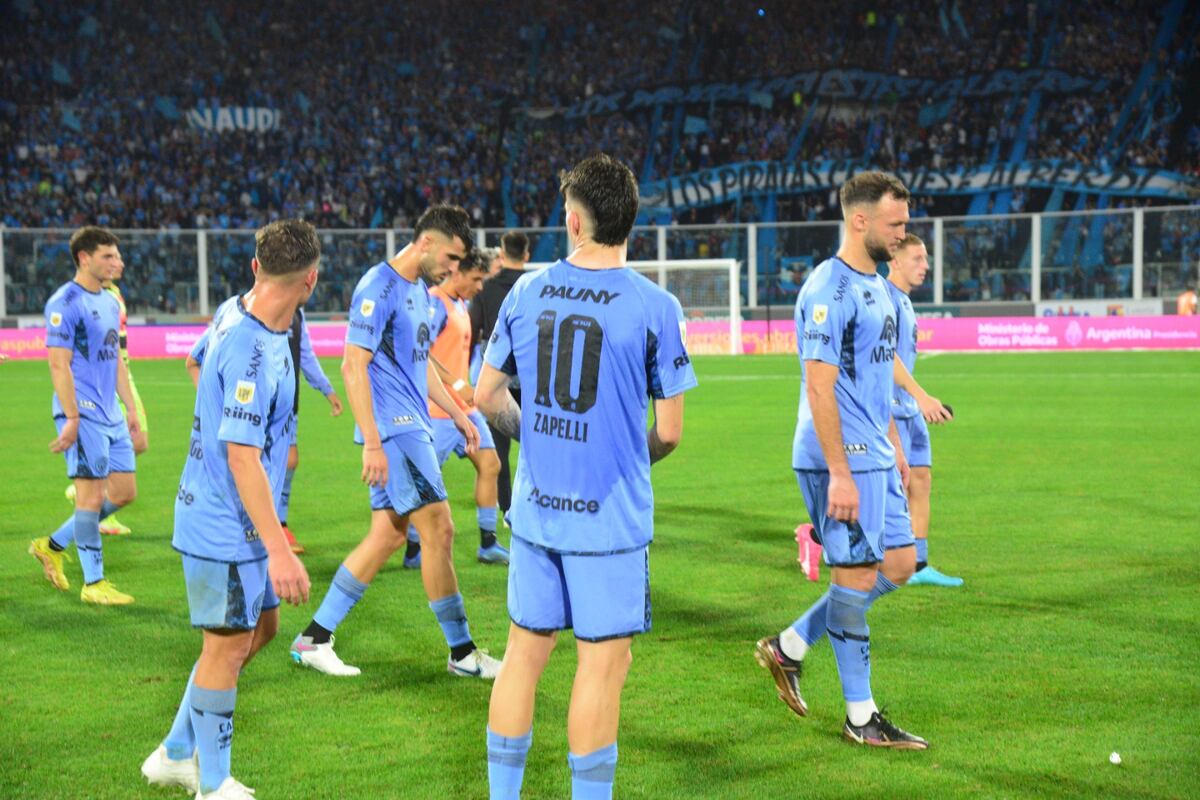 La tristeza de los jugadores de Belgrano en la salida del Kempes luego de perder ante Instituto en el clásico de la Liga Profesional. (Javier Ferreyra / La Voz)