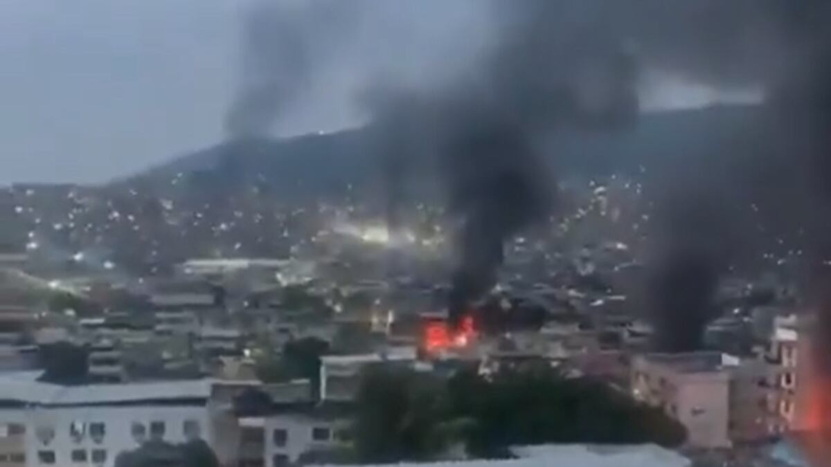 20 muertos y más de 50 detenidos en un operativo contra el Comando Vermelho. (Captura de video)
