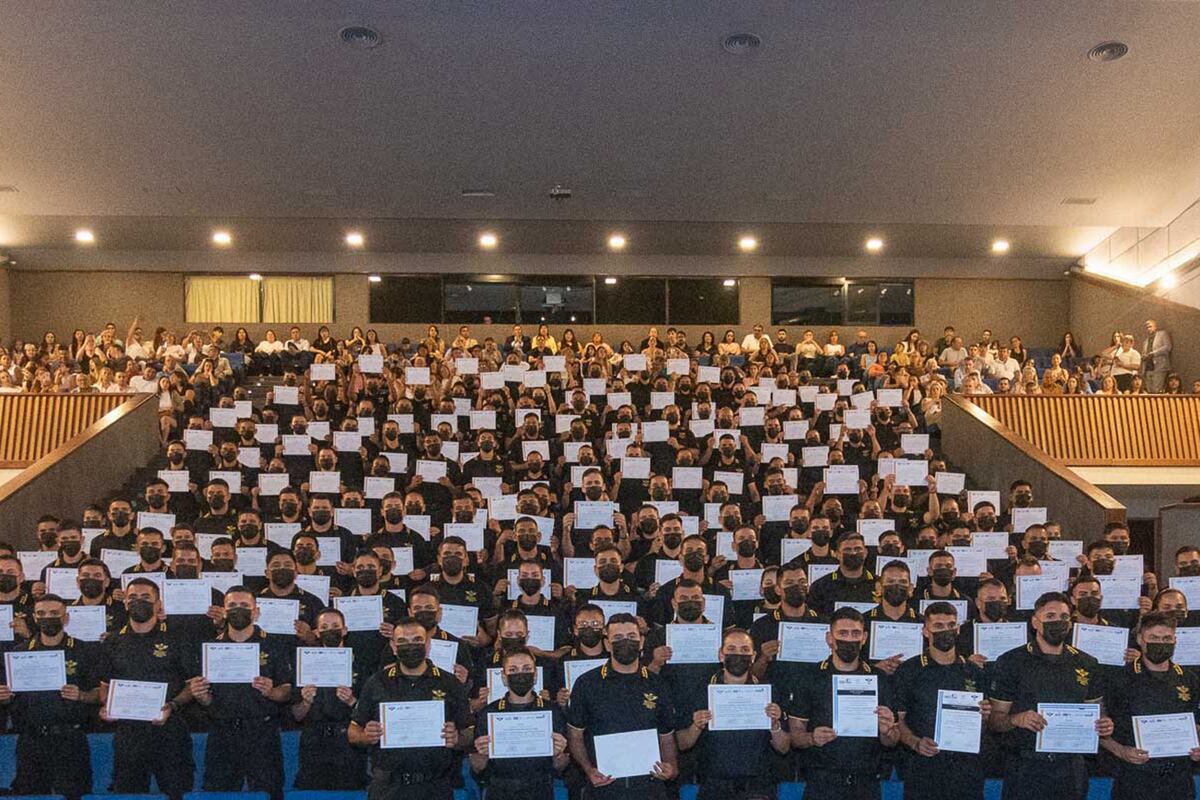 Egreso de exmilitares como nuevos miembros de la FPA. Usan barbijos porque por sus tareas no pueden ser reconocidos.
