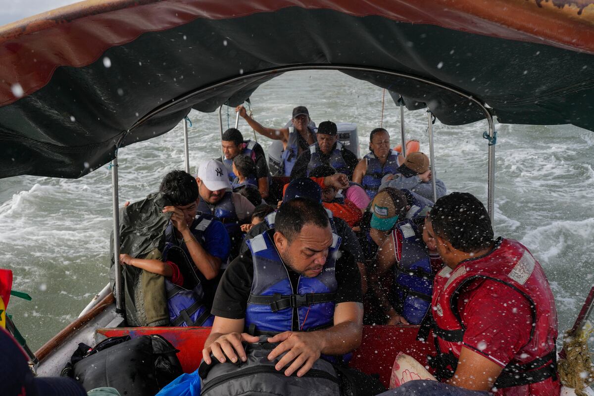 Luis Sánchez, en el centro, se sienta con otros migrantes venezolanos en un bote que sale de Gardi Sugdub, en la costa caribeña de Panamá, el domingo 23 de febrero de 2025, después de haber perdido la esperanza de llegar a Estados Unidos mientras se encontraban en el sur de México en medio de la ofensiva del presidente Donald Trump contra la migración. (Foto AP/Matías Delacroix)