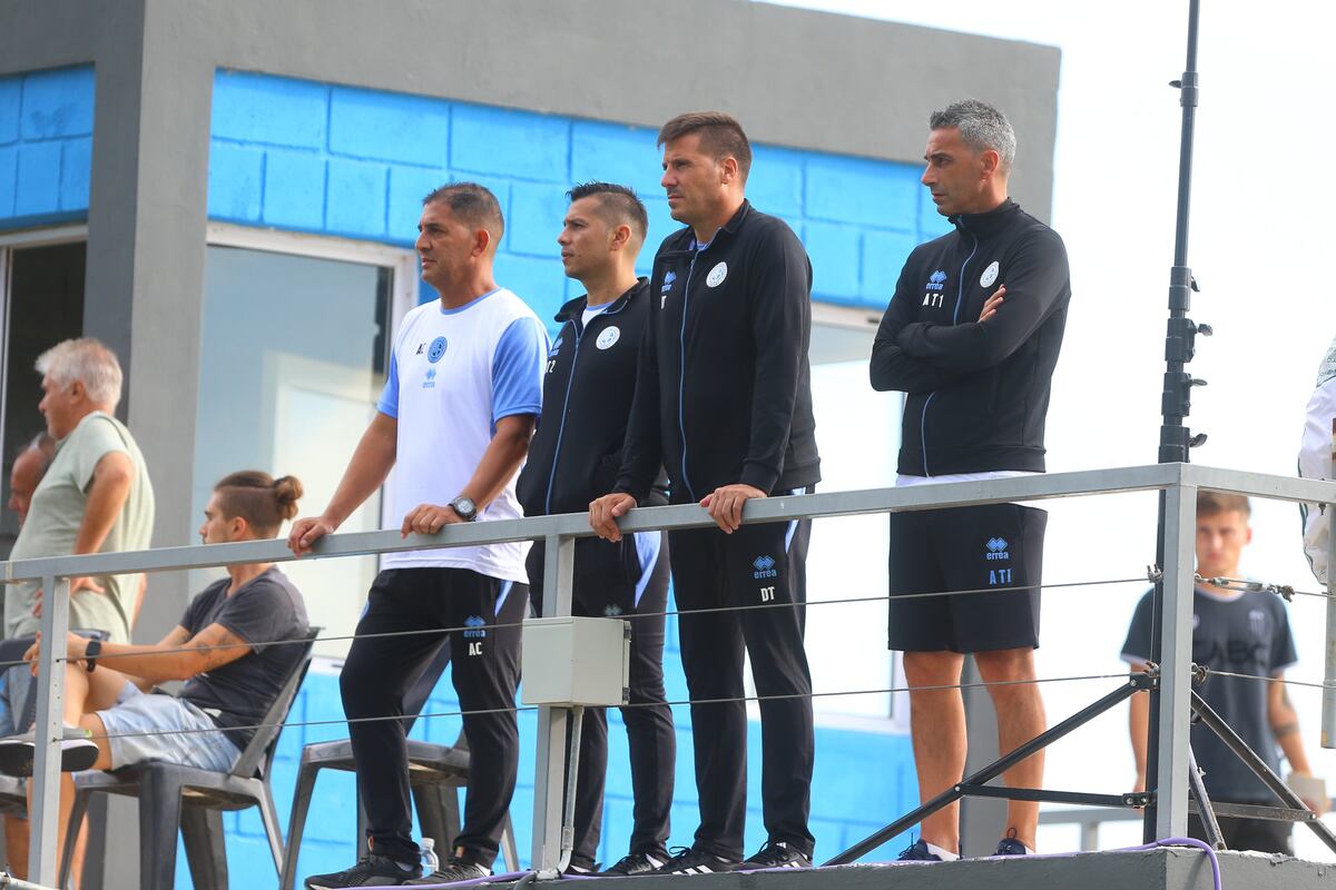 Juan Cruz Real y sus colaboradores observando el partido de Reserva (Prensa Belgrano).
