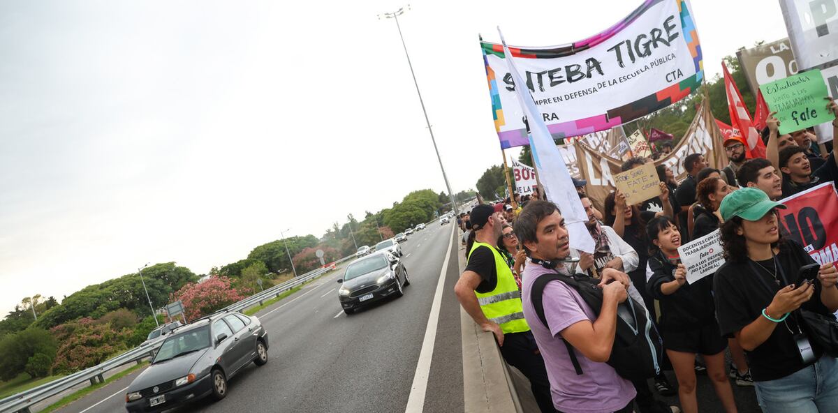Trabajadores de la fábrica Fate cortan la Autopista Panamericana ramal Tigre en defensa de sus puestos de trabajo. (Foto: Antonio Becerra / Clarín).