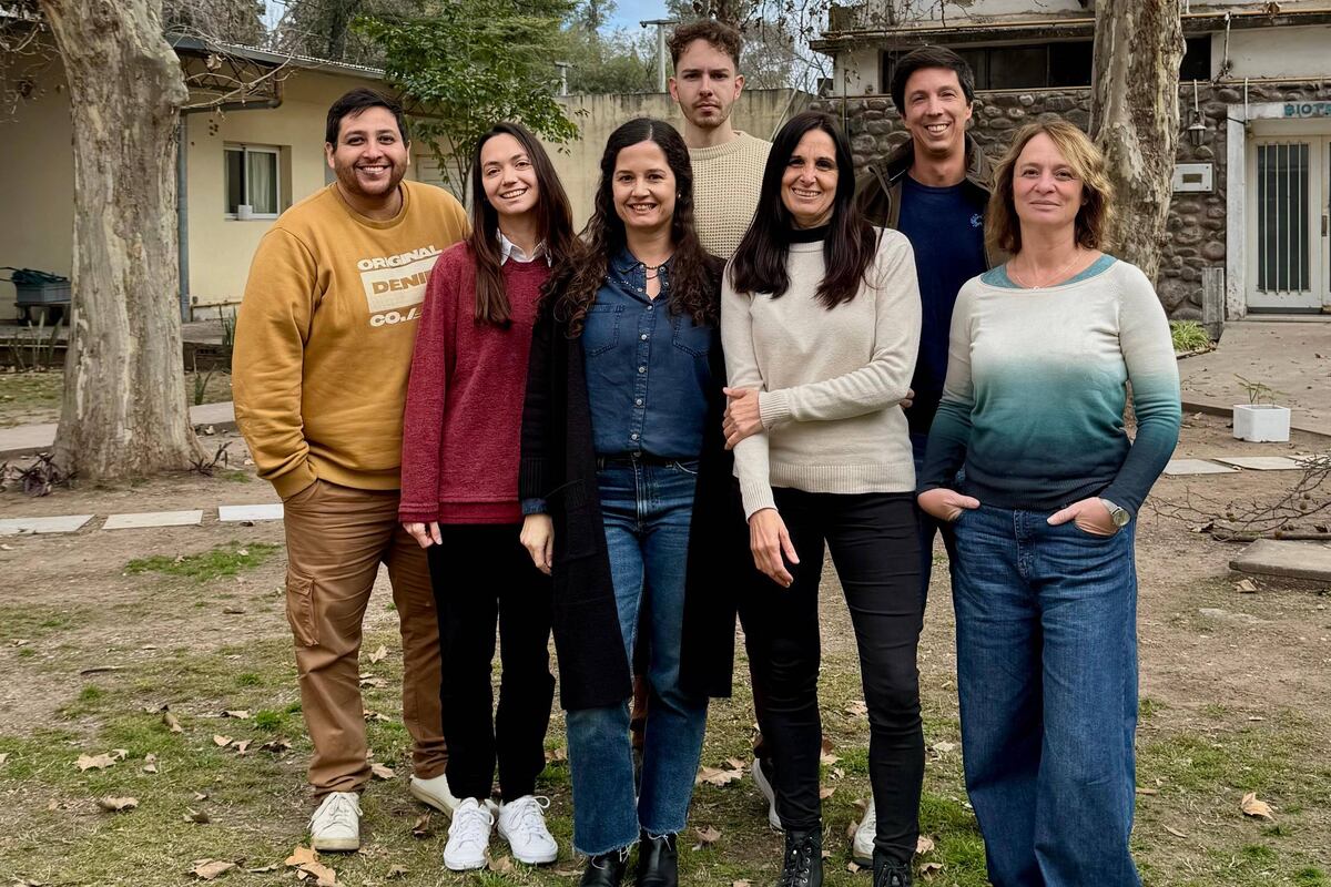 El equipo de científicos del Instituto Ferreyra que logró descifrar que los parásitos que provocan giardiasis. (Instituto Ferreyra)