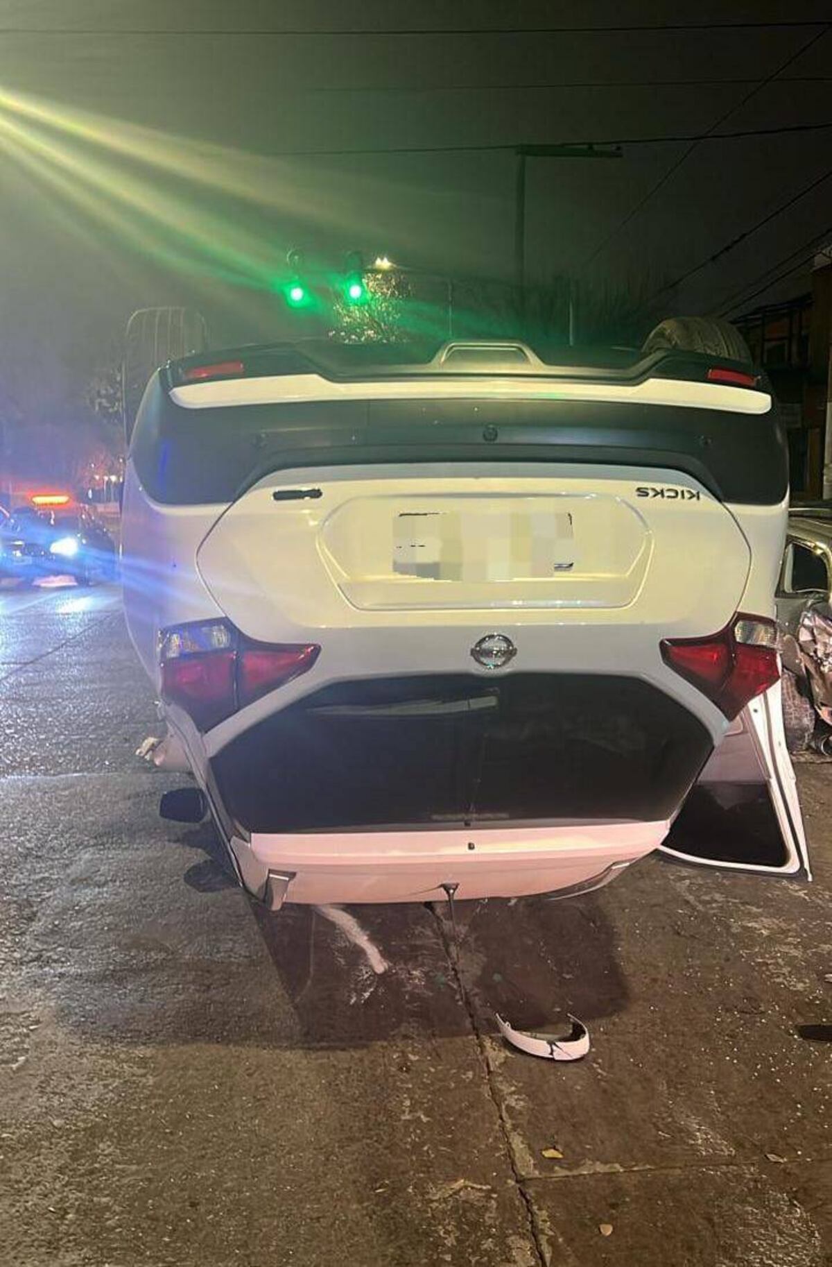 Nissan Kicks volcado en Av. Emilio Carafa