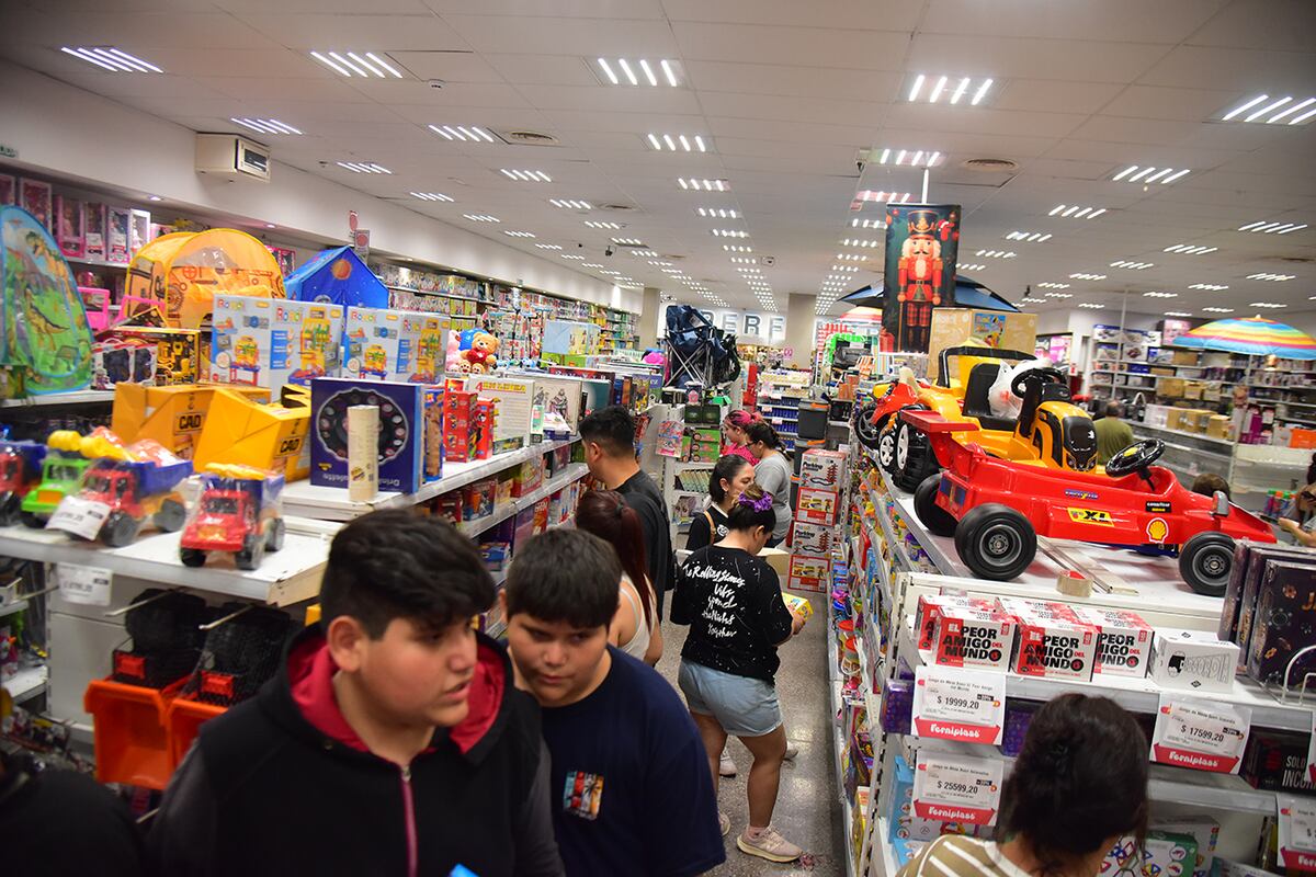Ventas de juguetes para la Navidad en la ciudad de Córdoba. (Pedro Castillo / La Voz)